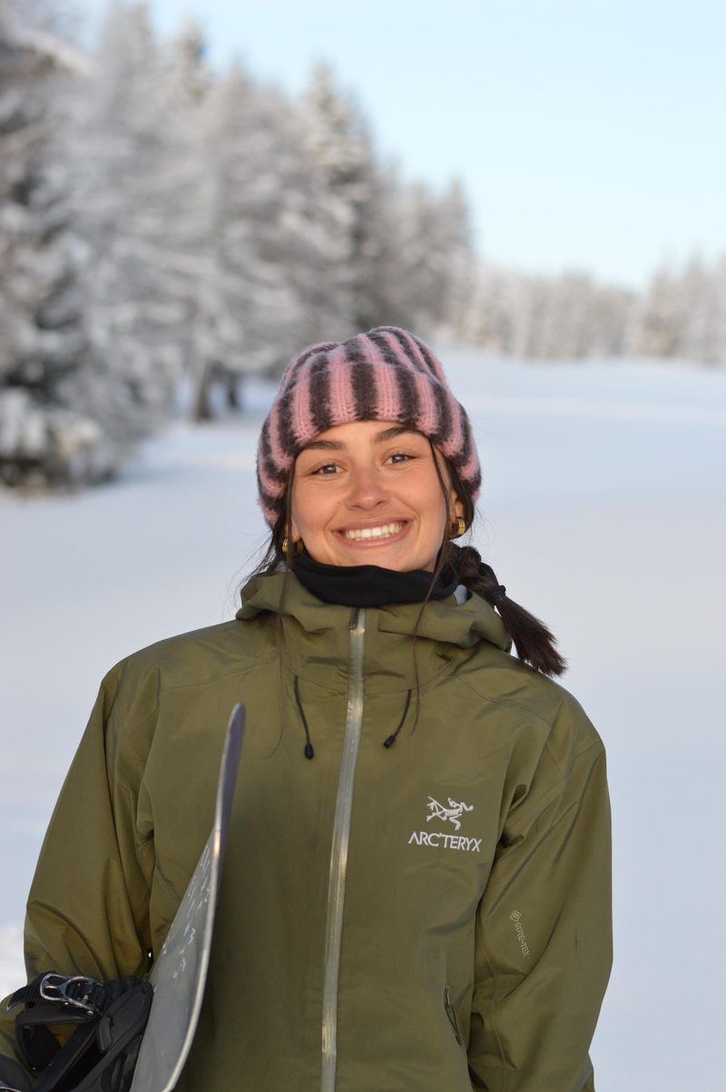 Luan Salgueira avec son snowboard, en montagne